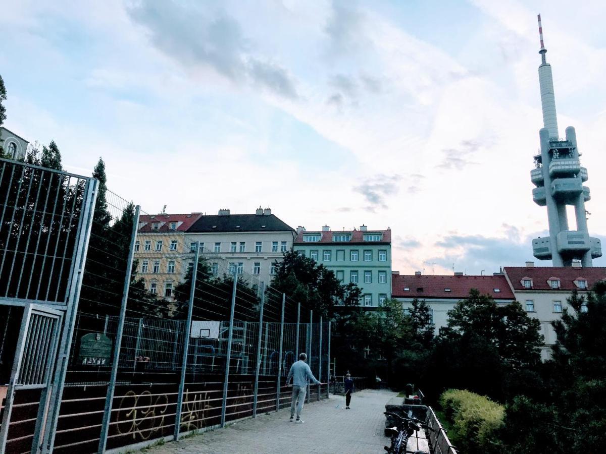 Modern Futuristic Apartment / Zizkov Tv Tower + Metro Station ปราก ภายนอก รูปภาพ
